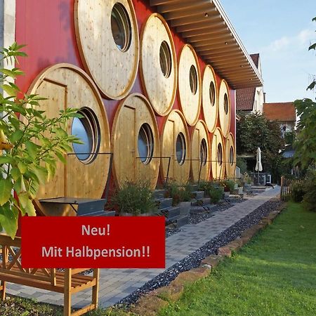 Rueedi - Weinfasshotel Trasadingen Экстерьер фото