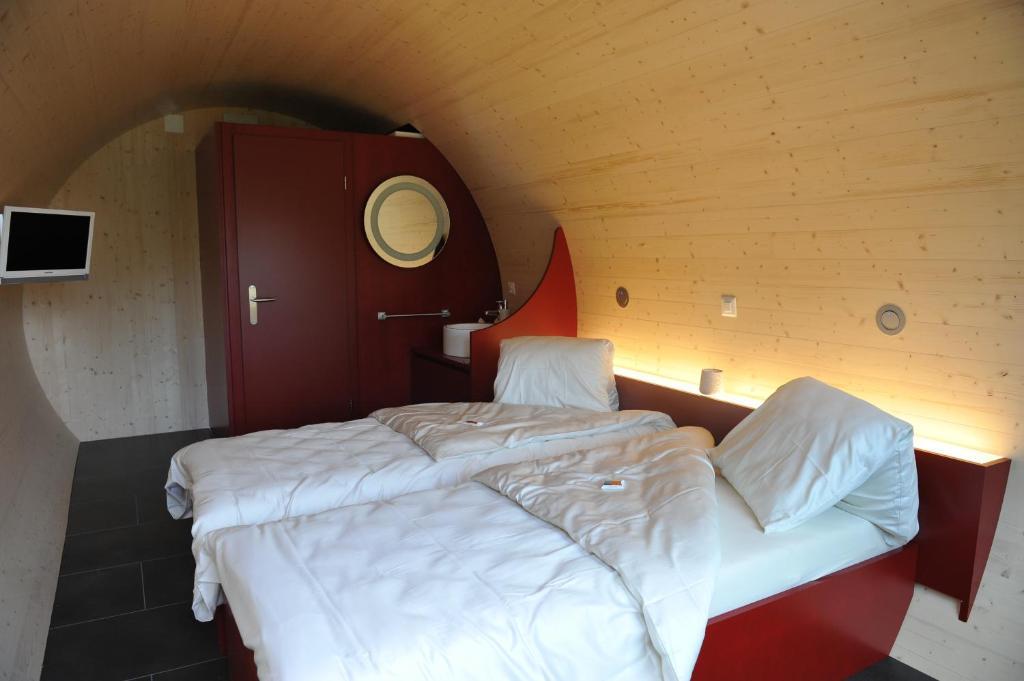 Rueedi - Weinfasshotel Trasadingen Номер фото